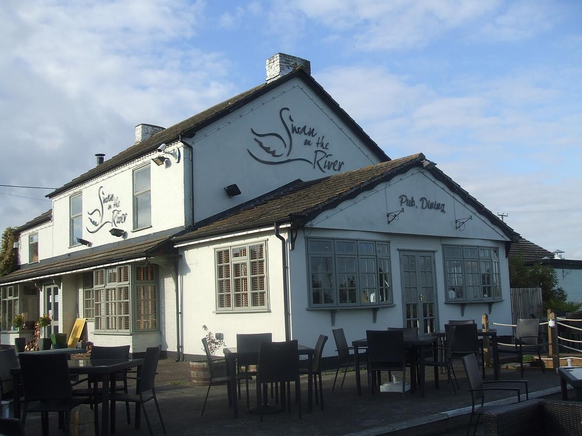 The Swan On The River Hotel อีลี ภายนอก รูปภาพ